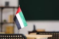 Egyesült Arab Emírségek zászlaja az asztalon az osztályteremben