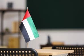 Egyesült Arab Emírségek zászlaja az asztalon az osztályteremben