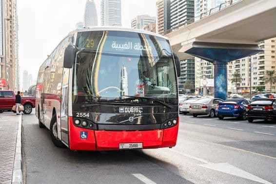 Volvo busz közlekedik Dubaiban.