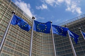 EU-zászlókat lenget a szél.