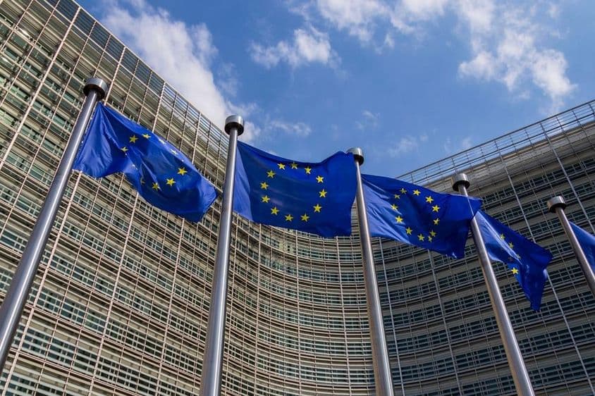 EU-zászlókat lenget a szél.