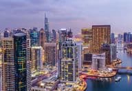 Légi felülnézet autópálya csomópont Dubaiban.