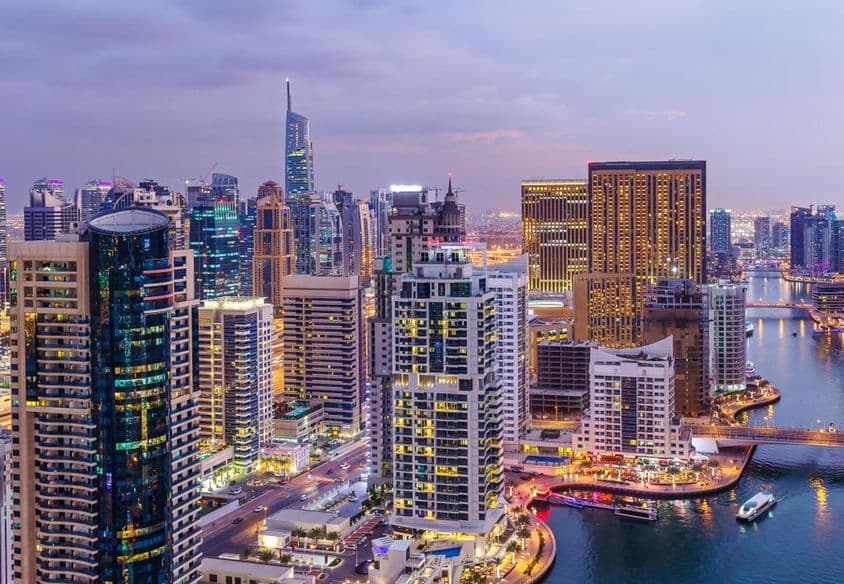 Légi felülnézet autópálya csomópont Dubaiban.