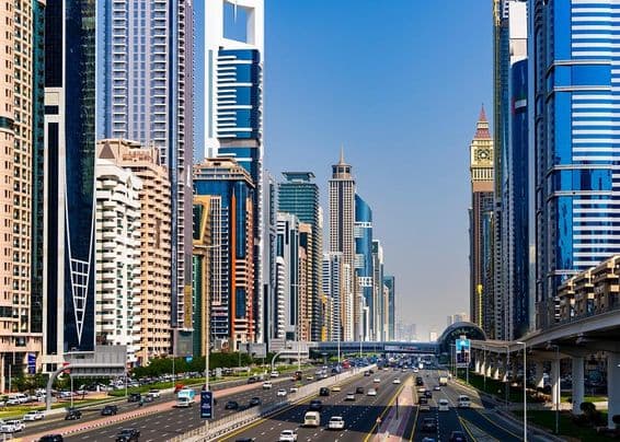 Dubai, felhőkarcolók a belvárosban és a Sheikh Zayed úton.