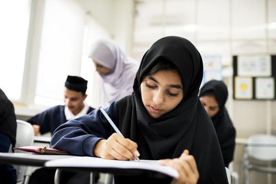 Különböző muszlim gyerekek tanulnak az osztályteremben
