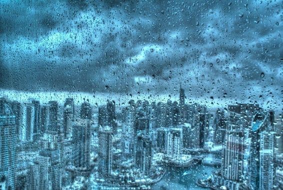Eső dubaiban ablakon keresztül.