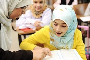 Gyerekek az iskolai tanteremben