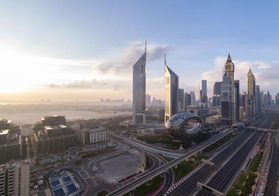 Sheikh Zayed út, Dubai látképével napfelkeltekor.
