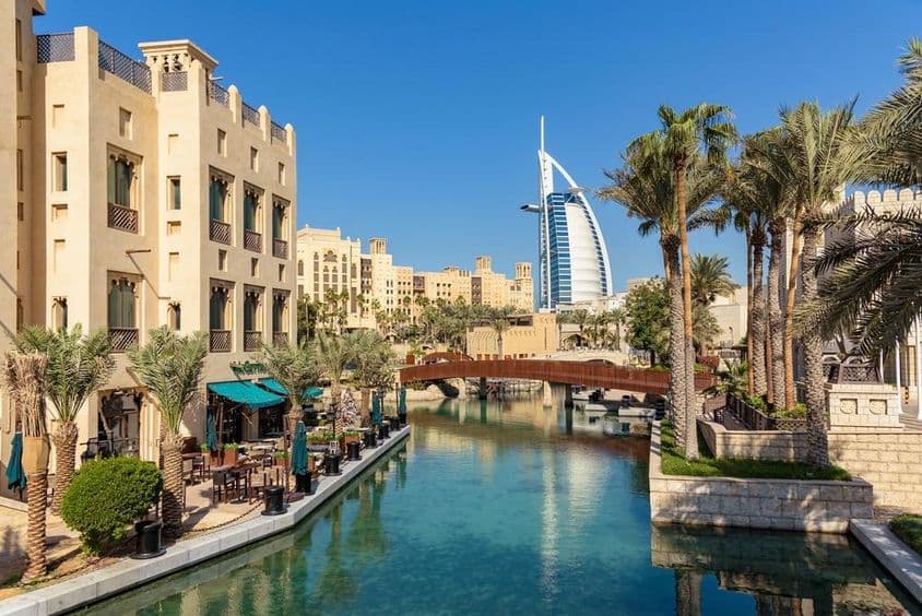 Hagyományos arab építészet és vízcsatornák a Madinat Jumeirah üdülőhelyen