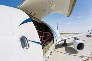 Teherszállító repülőgép készen áll a rakomány berakodására Dubaiban