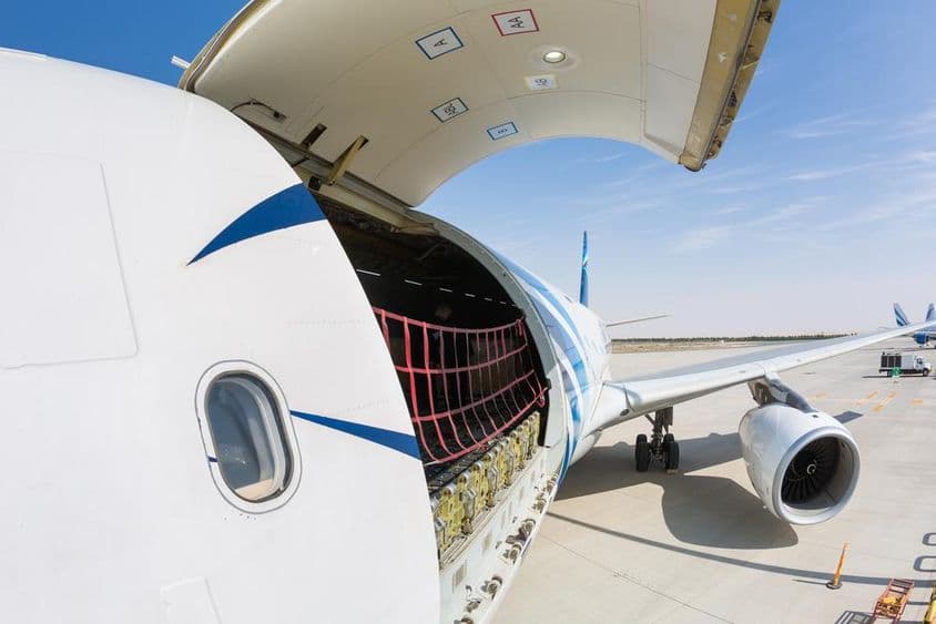 Teherszállító repülőgép készen áll a rakomány berakodására Dubaiban