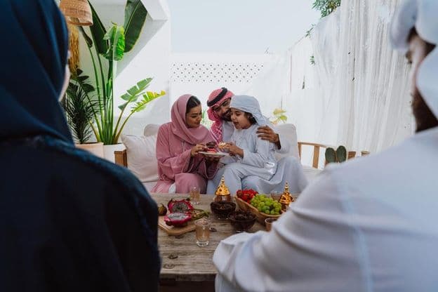 Muszlim család otthon van.