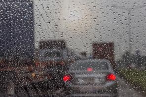 Eső egy autó üvegén keresztül.