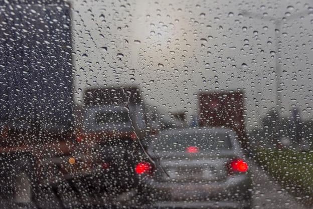 Eső egy autó üvegén keresztül.