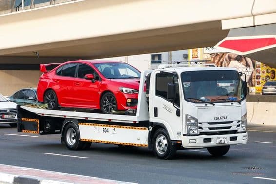 Isuzu Reward NPR fehér vontatókocsi.