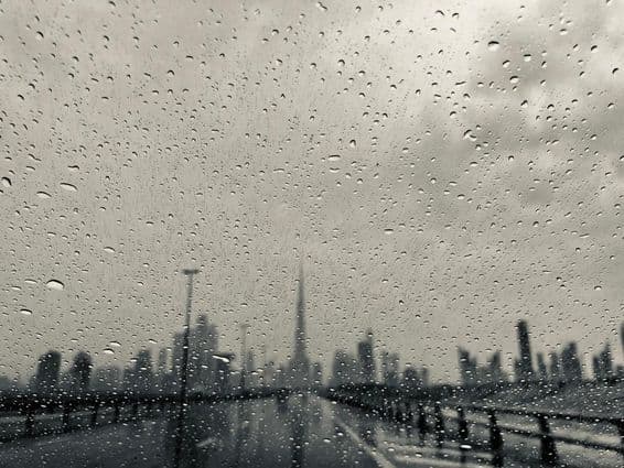 Esőzik Dubaiban, az Egyesült Arab Emírségekben.