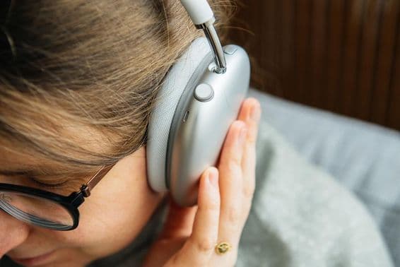 AirPods Max fülre helyezhető fejhallgatója