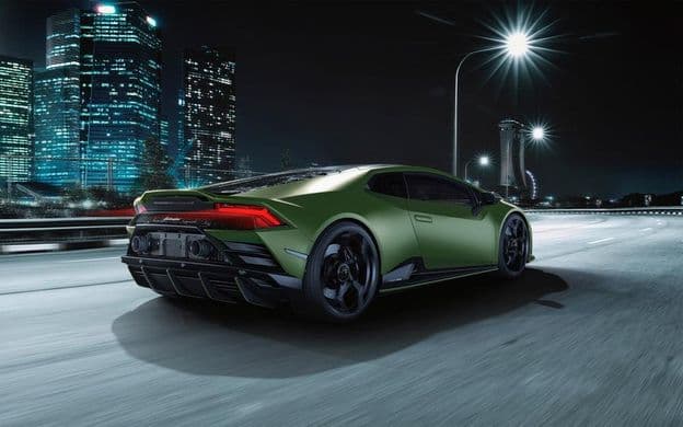 Egy matt sötétzöld Lamborghini Huracan