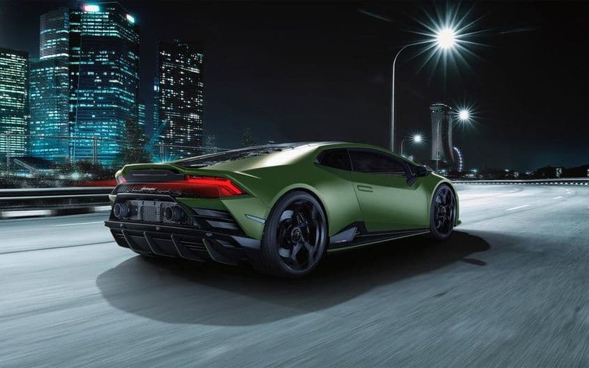 Egy matt sötétzöld Lamborghini Huracan
