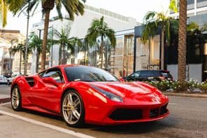 Piros Ferrari 488 GTB parkol