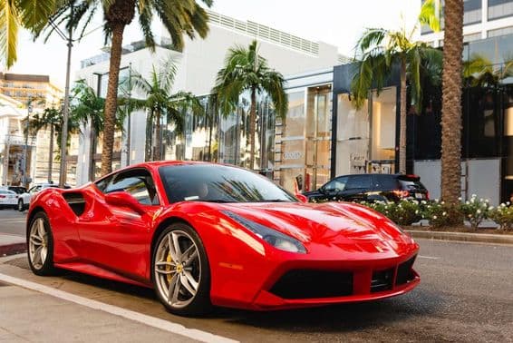 Piros Ferrari 488 GTB parkol
