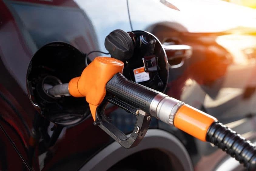 Autó tankolása benzinnel