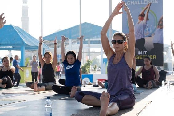 Nők aerobikoznak és jógáznak a Dubai Fitness Challenge alatt.