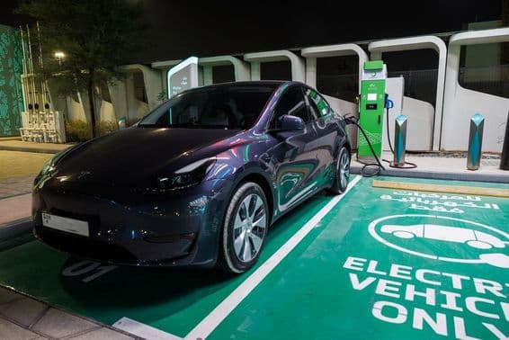 Elektromos autó töltőállomás tápkábellel az ENOC benzinkútnál