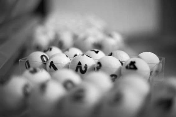 fehér golyók számokkal a lottójátékhoz