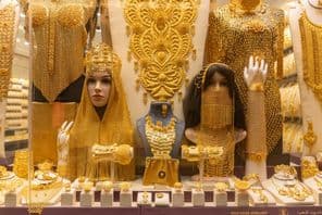Női ékszerek képe egy kirakatban a Dubai Gold Souk piacán.