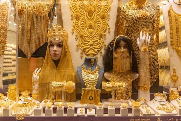 Női ékszerek képe egy kirakatban a Dubai Gold Souk piacán.