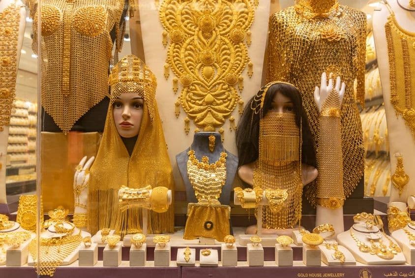 Női ékszerek képe egy kirakatban a Dubai Gold Souk piacán.