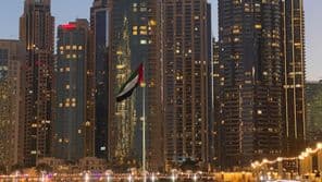 Esti kilátás a megvilágított Dubai Fountain