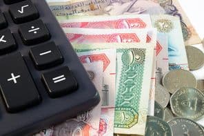 Különböző bankjegyek és érmék közelről az Egyesült Arab Emírségekből