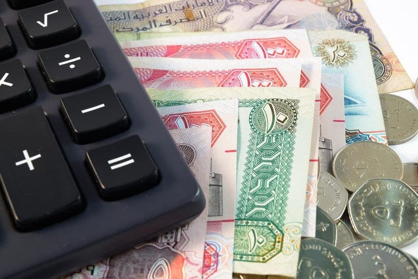 Különböző bankjegyek és érmék közelről az Egyesült Arab Emírségekből