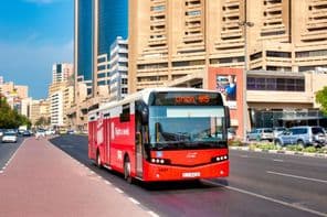 Tömegközlekedési busz Dubaiban