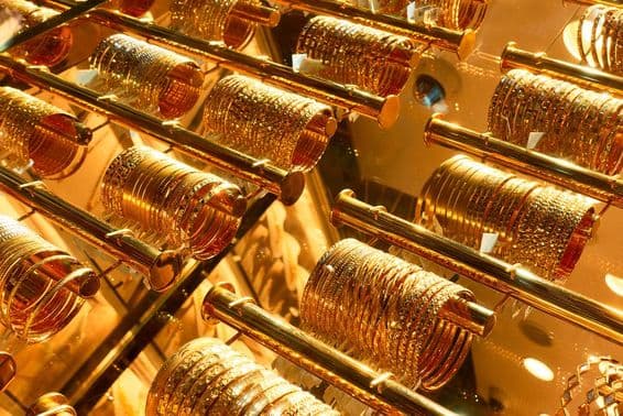 Arany karkötők egy ékszerboltban a dubai Golden Souk piacon