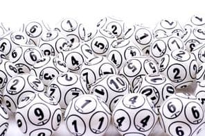 Lottó golyók egy kupacba.