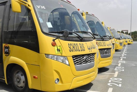 Több sárga iskolabusz sorakozik fel egy parkolóban Dubaiban