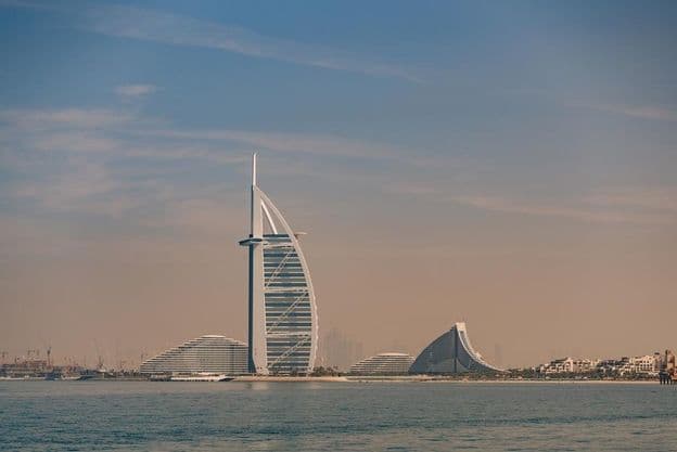 A Burj Al Arab hotel a modern épülete dubaiban