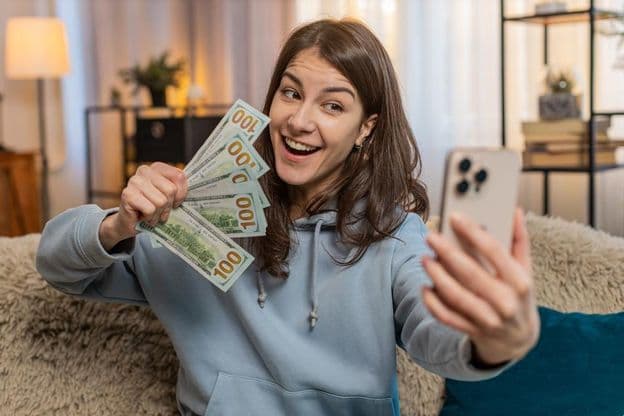 Mosolygós fiatal nő blogger influencer