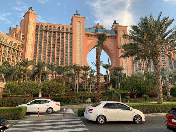 Autóforgalom a híres luxus Atlantis Hotel előtt, Palm Jumeirah szigeten.