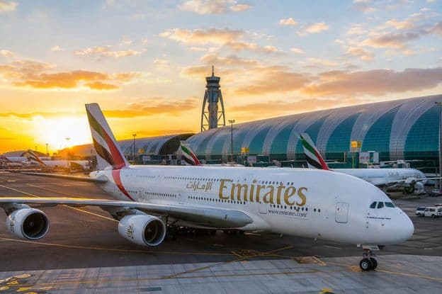 Dubai repülőtér naplementében