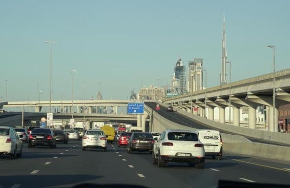 Forgalmi dugó a csúcsforgalomban Dubaiban