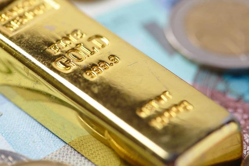 aranytömb bankjegyek tetején