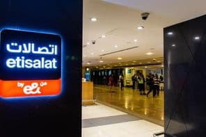 Etisalat by e& Branding Signage a Dubai Nemzetközi Repülőtéren.