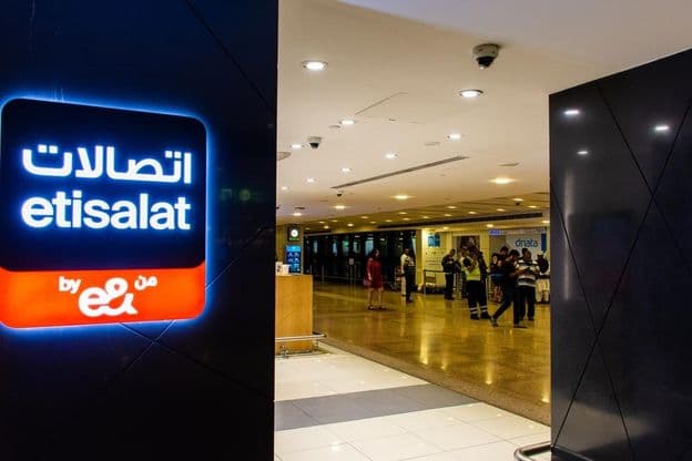 Etisalat by e& Branding Signage a Dubai Nemzetközi Repülőtéren.