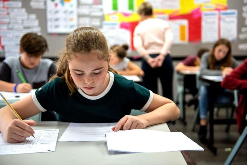 A diákok egy osztályteremben vizsgáznak