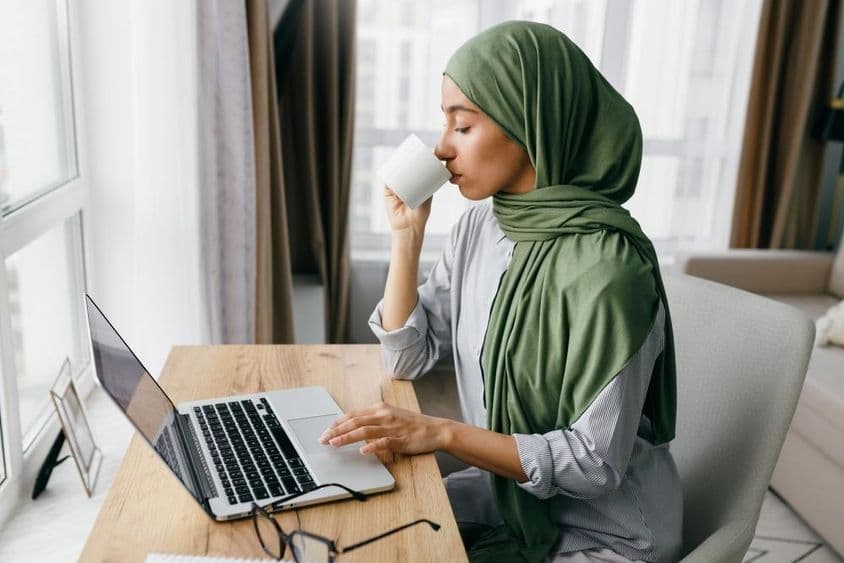 Arab diák otthon tanul