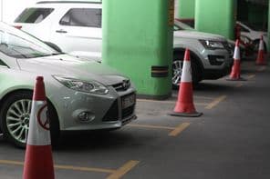 egy parkoló Abu Dhabiban